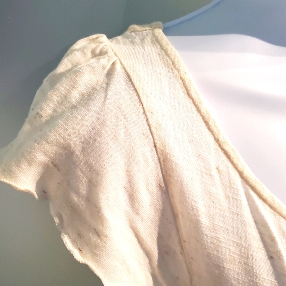 Elegant lightweight top w/ ruffles and pearl like beads. Stretchy. - Picture 6 of 10